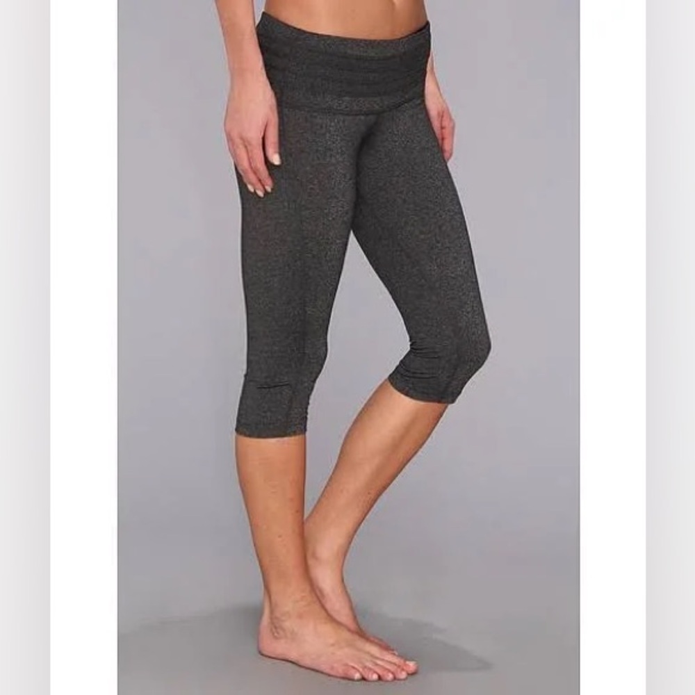 Prana Olympia Knicker Capri Leggings in Charcoal Grey - Size XS